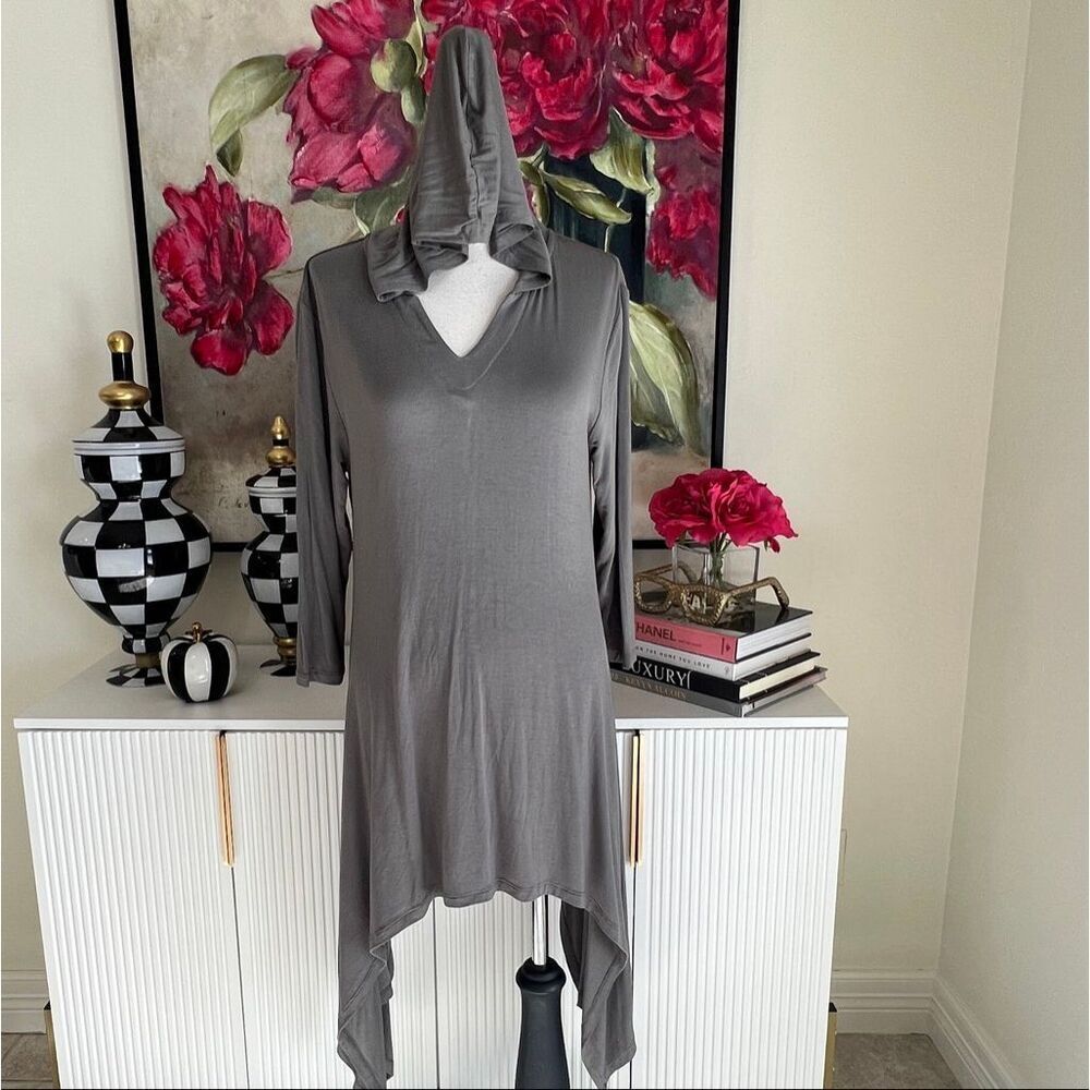 Charlie Paige Women's V-Neck Asymmetrical Hooded Tunic Top Gray Small/Medium NWT